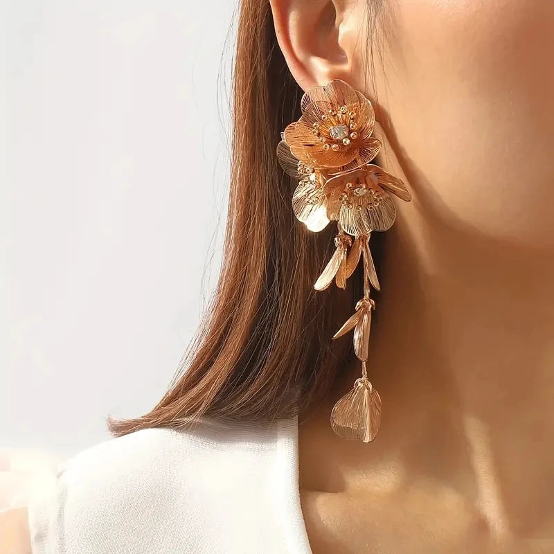 Handcrafted Floral Jewelry Set with Sparkling Rhinestones - Elegant Necklace and Earrings, Ideal for Parties and Night Clubs