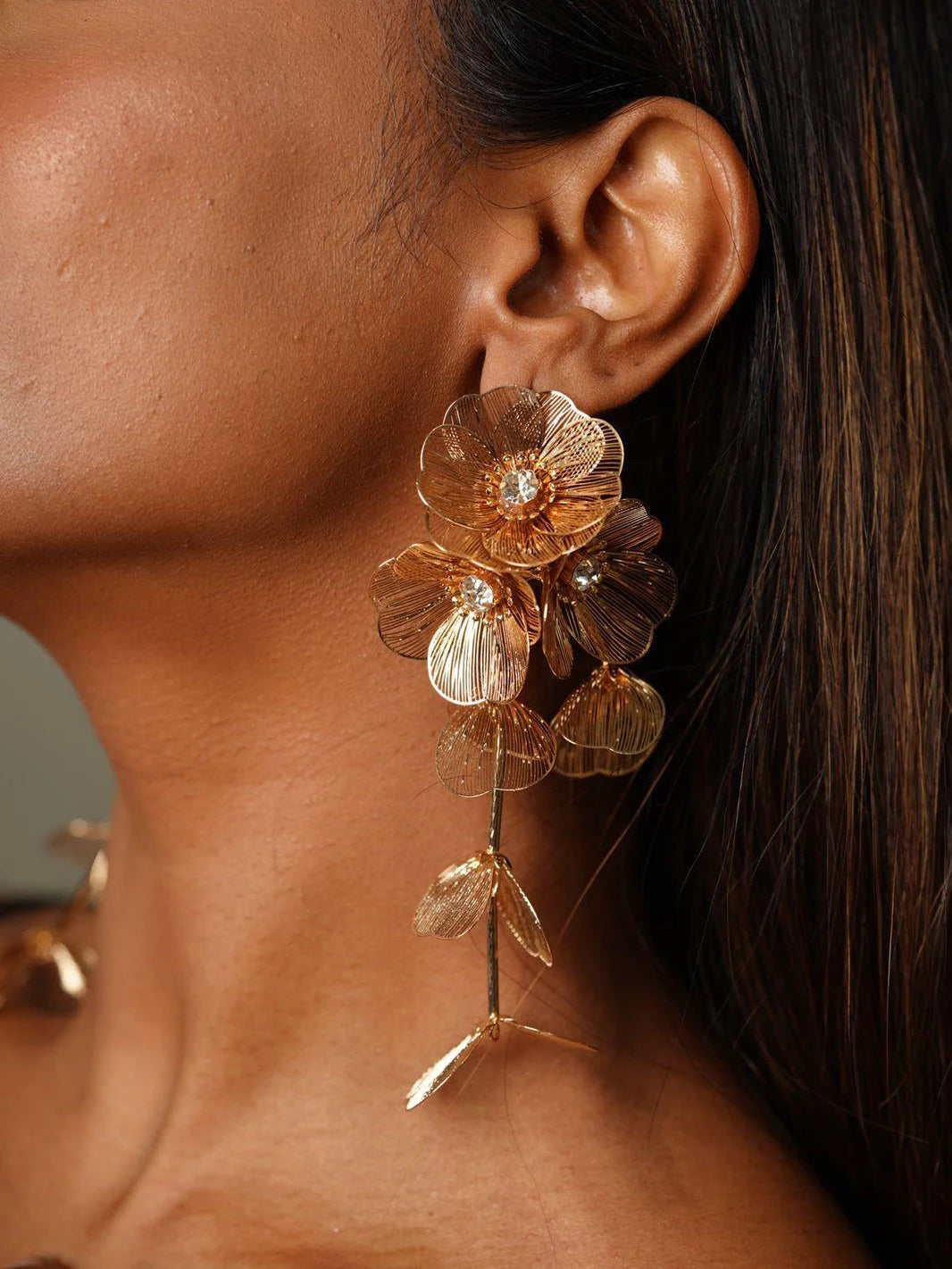 Handcrafted Floral Jewelry Set with Sparkling Rhinestones - Elegant Necklace and Earrings, Ideal for Parties and Night Clubs