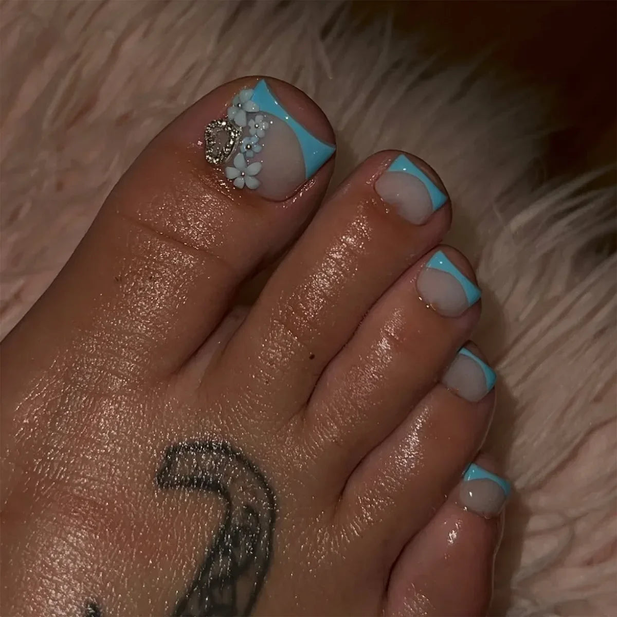 New French False Toe Nails with Heart Rhinestone Design White Edge Summer Press on Toenails Fashion Manicure Fake Toenail Patch