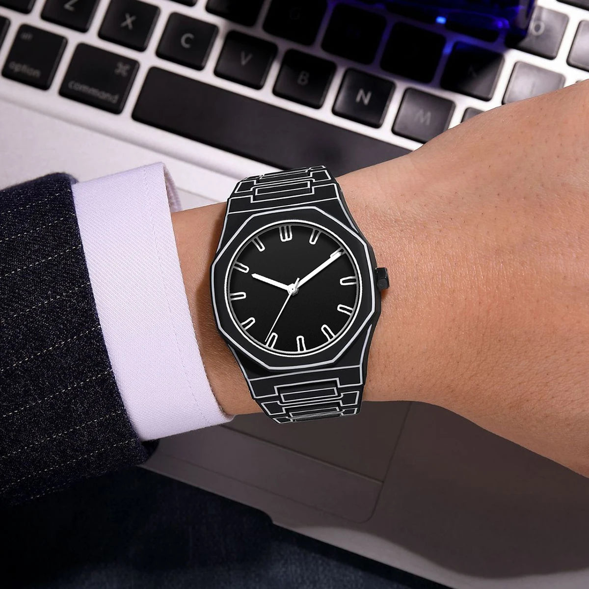 Hot Sale Silicone Comic Design Quartz Watch Classic Anime Lines Men Watches Watch Strap Sport Watches Man AAA Plastic Clock