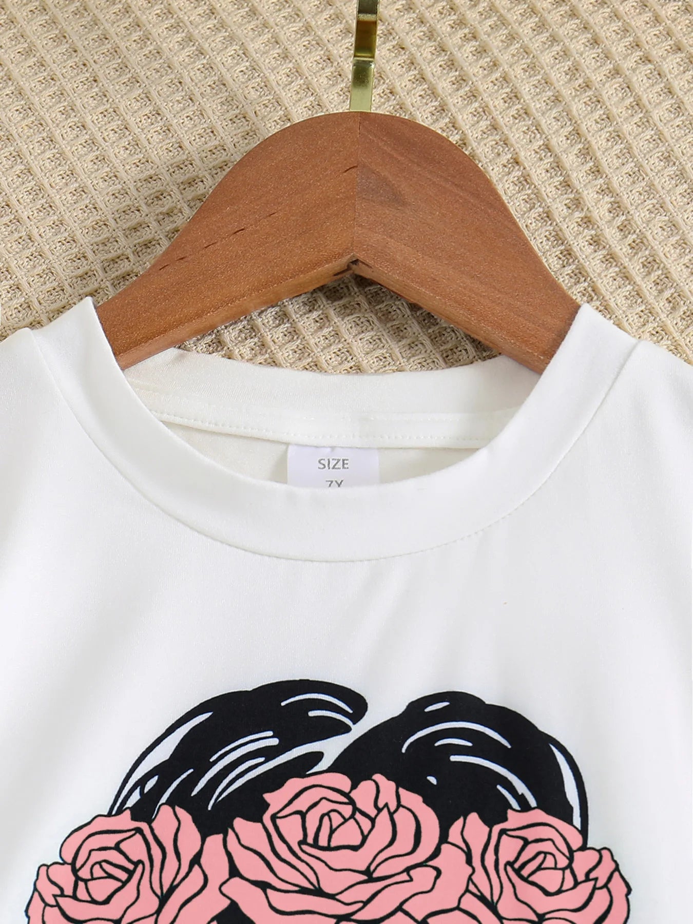 A set of two fashionable and simple cartoon print cool round-neck knitted tops and summer thin wide-leg pants for girls
