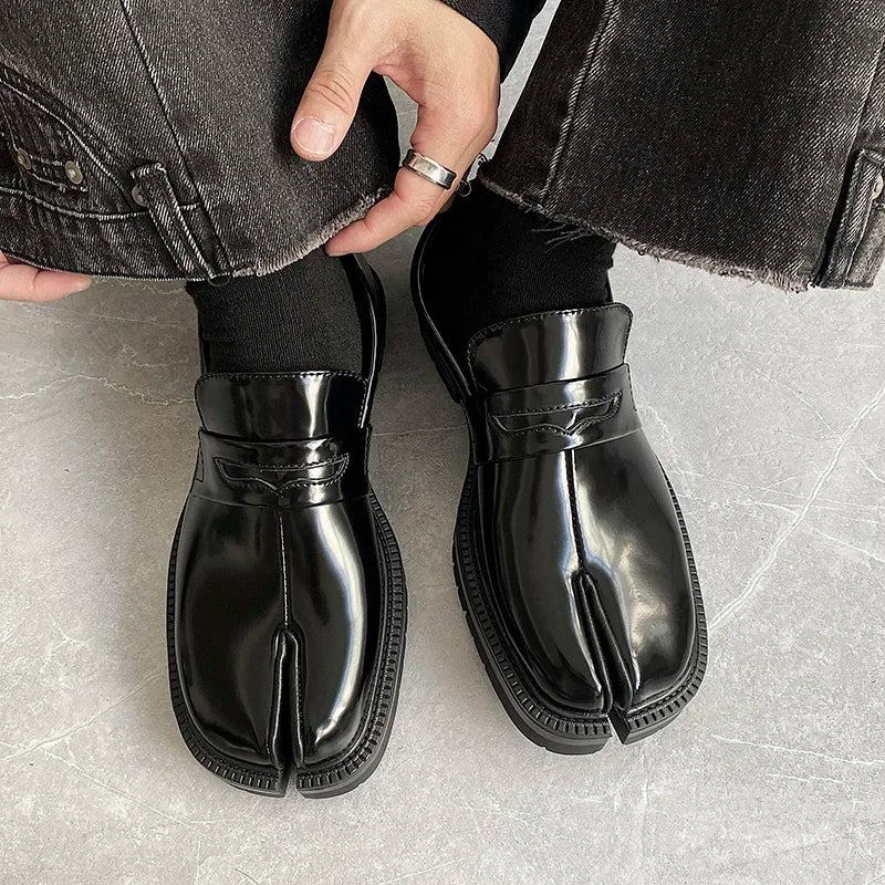 Split toe horseshoe shoes for men's thick sole Loafer shoes Tabi shoes patent leather Korean version trend casual leather shoes